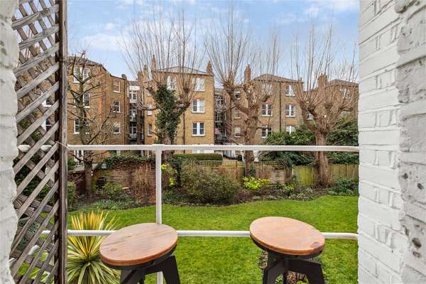 Flat Bonneville Gardens in Greater London