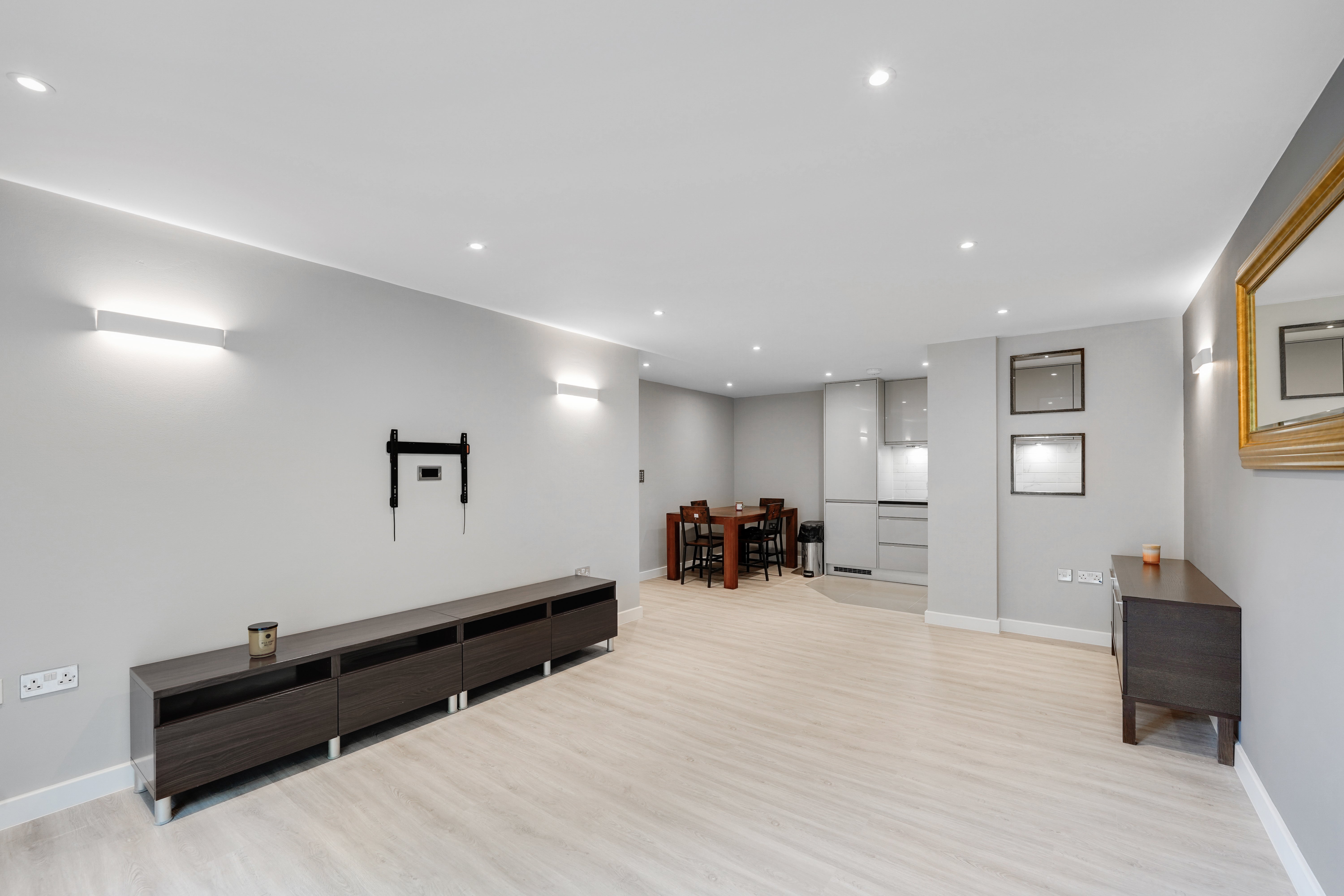 Flat Battersea Park Road in Greater London
