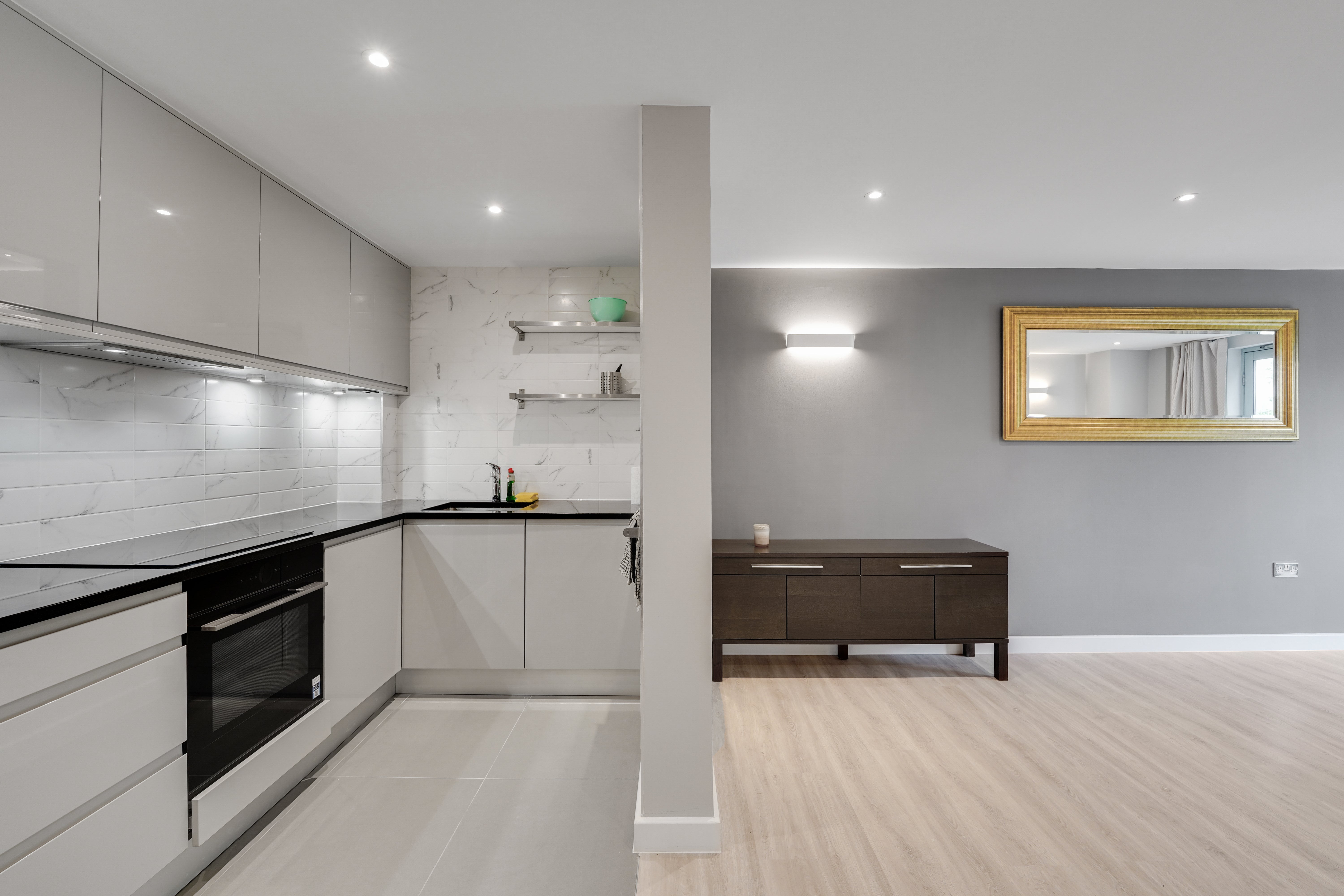Flat Battersea Park Road in Greater London