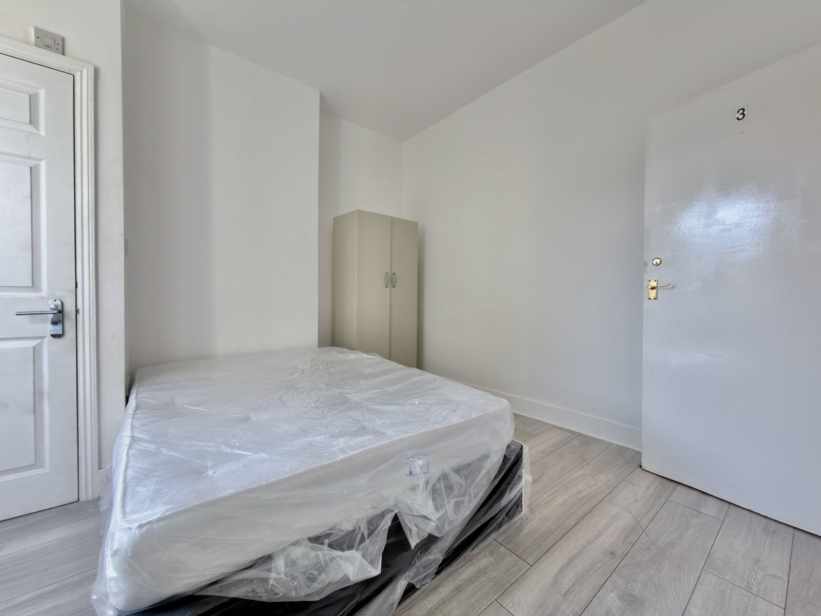 Flat Caithness Road in Greater London