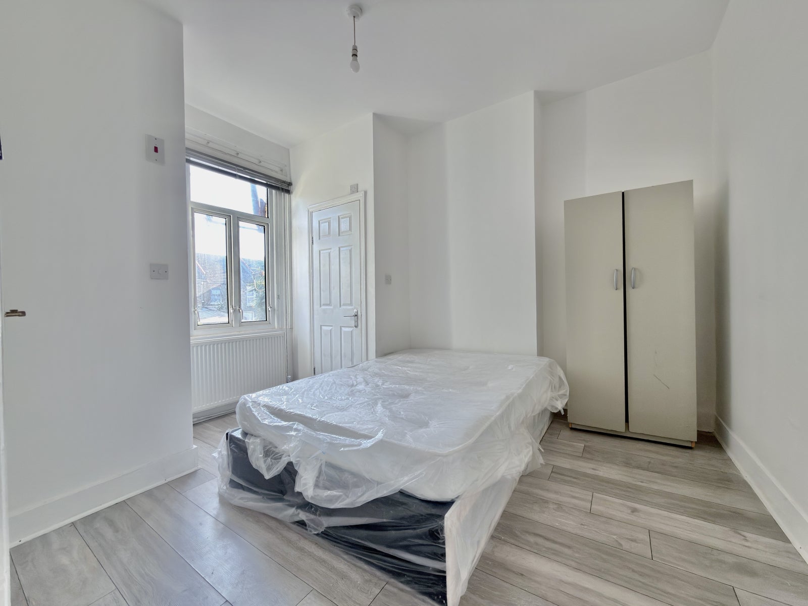 Flat Caithness Road in Greater London