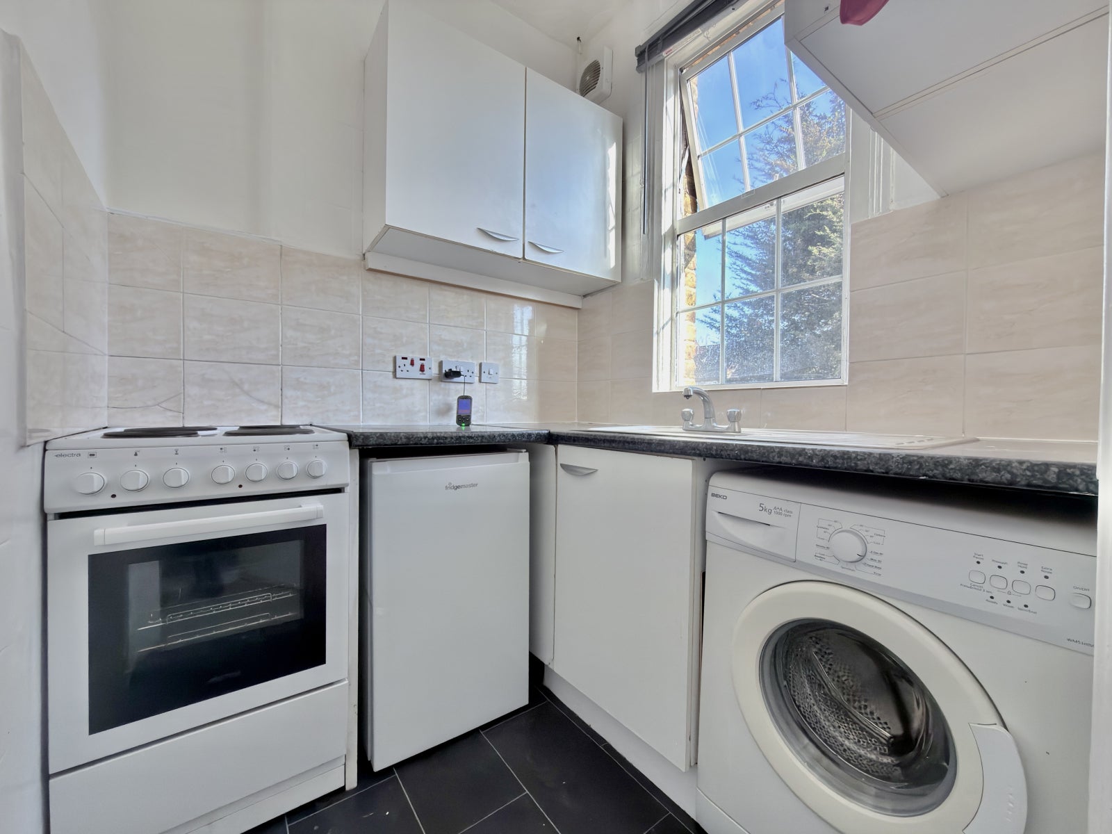 Flat Caithness Road in Greater London