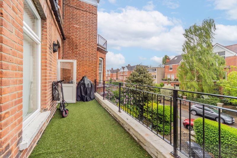 Flat Compayne Gardens in Greater London