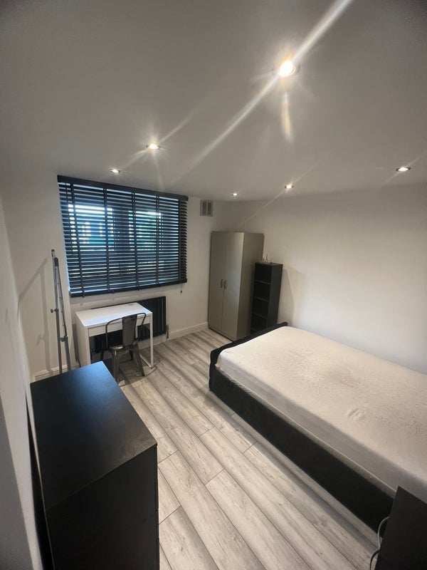 Room Hunton Street in Greater London
