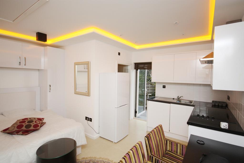 Flat Brassie Avenue in Greater London