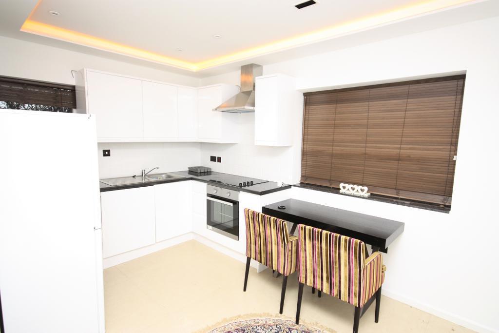 Flat Brassie Avenue in Greater London