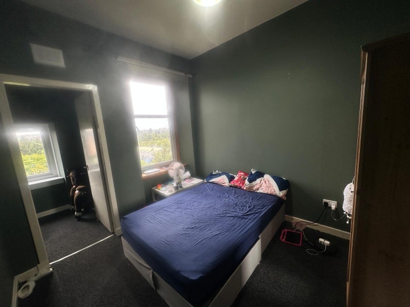 Room Dumbarton Road in Clydebank
