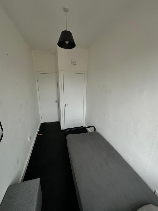 Room Dumbarton Road in Clydebank