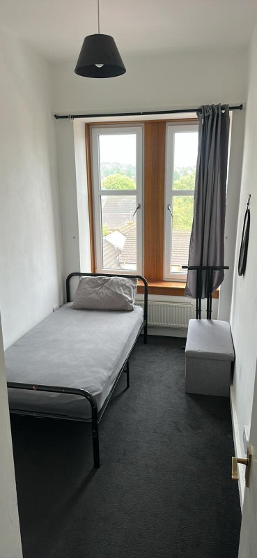 Room Dumbarton Road in Clydebank