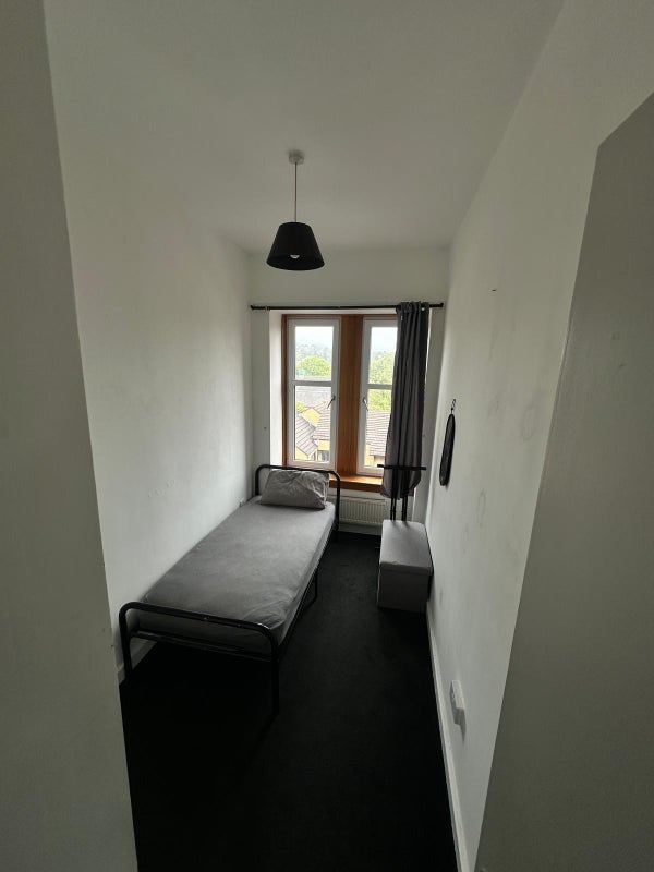 Room Dumbarton Road in Clydebank