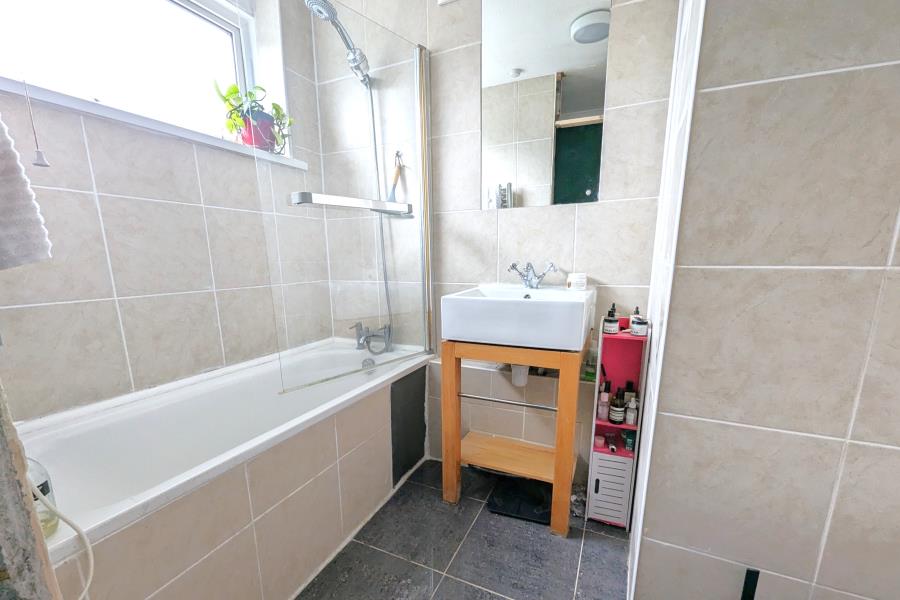 Flat Chertsey Road in Borough of Runnymede