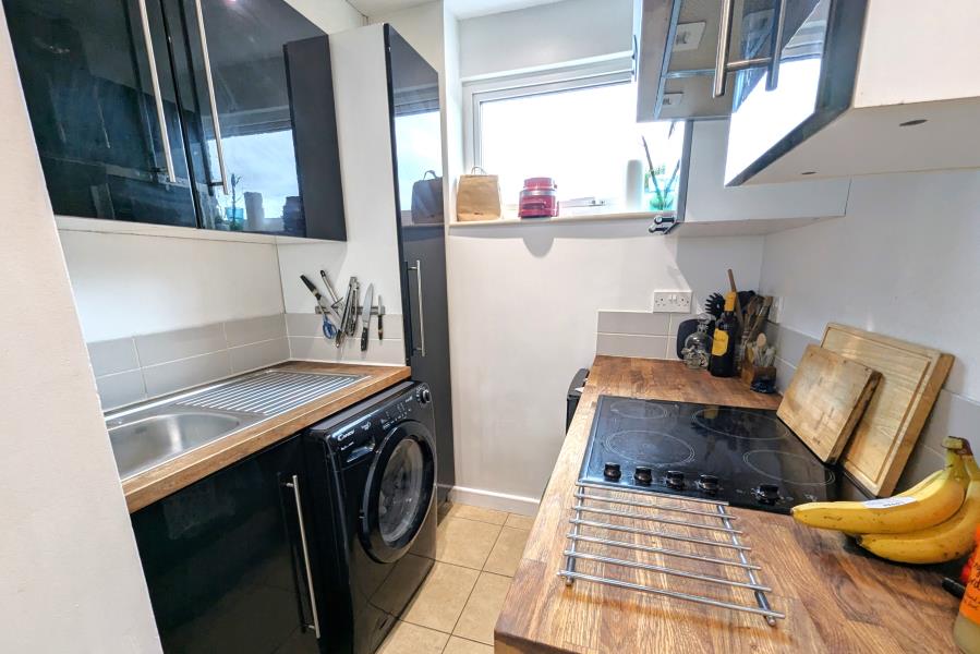 Flat Chertsey Road in Borough of Runnymede