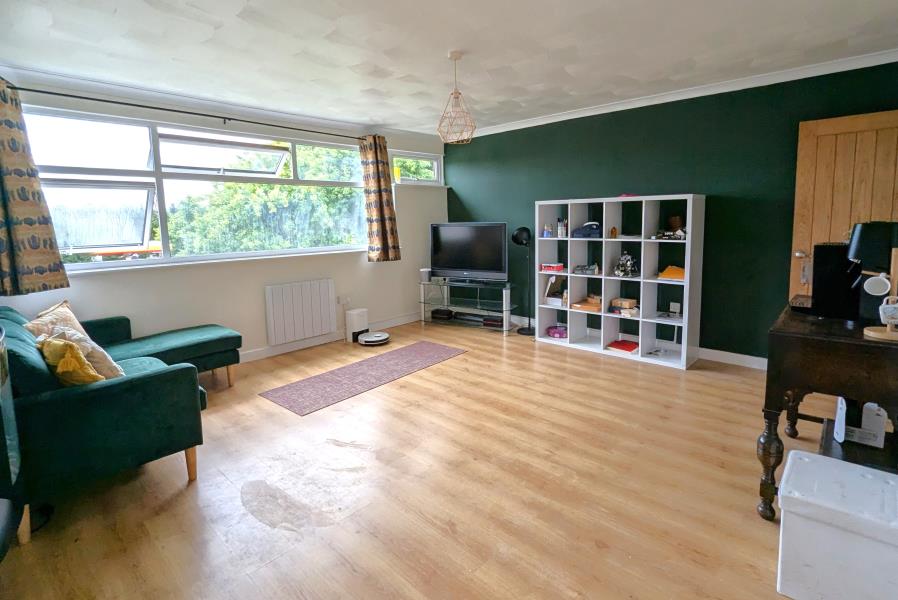 Flat Chertsey Road in Borough of Runnymede
