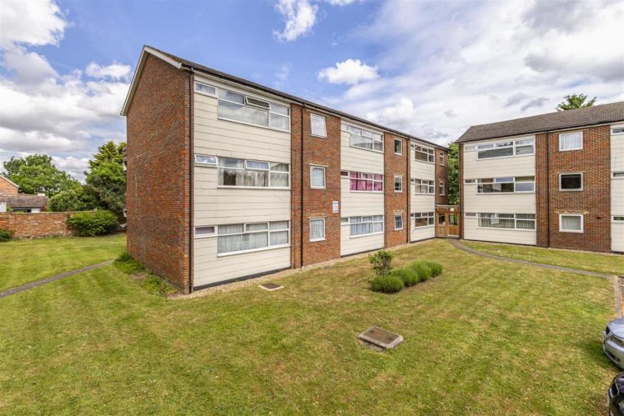 Flat Chertsey Road in Borough of Runnymede