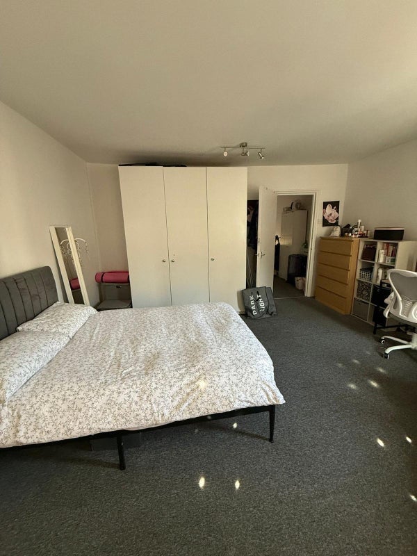 Room North End Road in Greater London