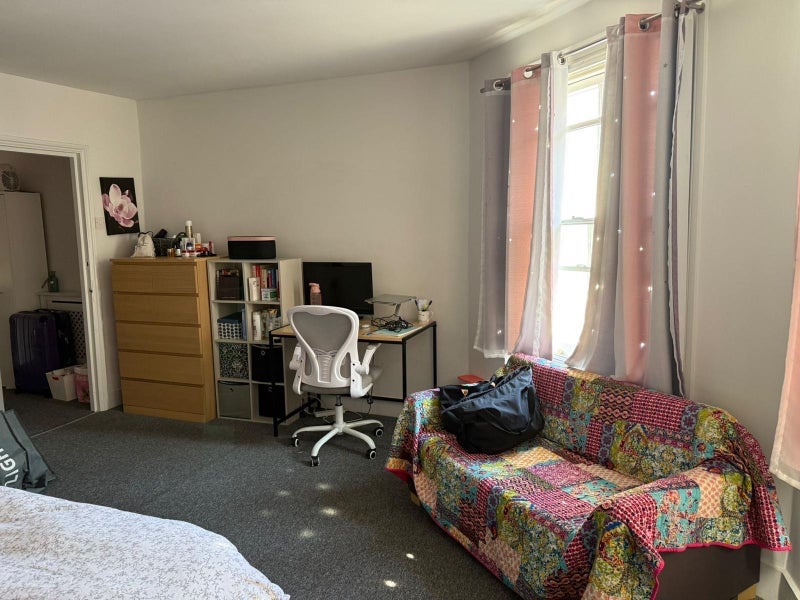 Room North End Road in Greater London