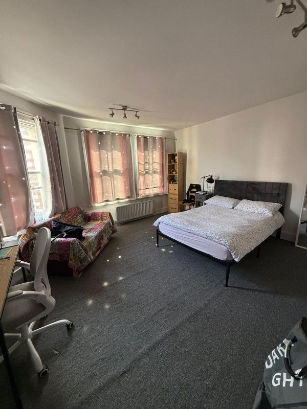 Room North End Road in Greater London
