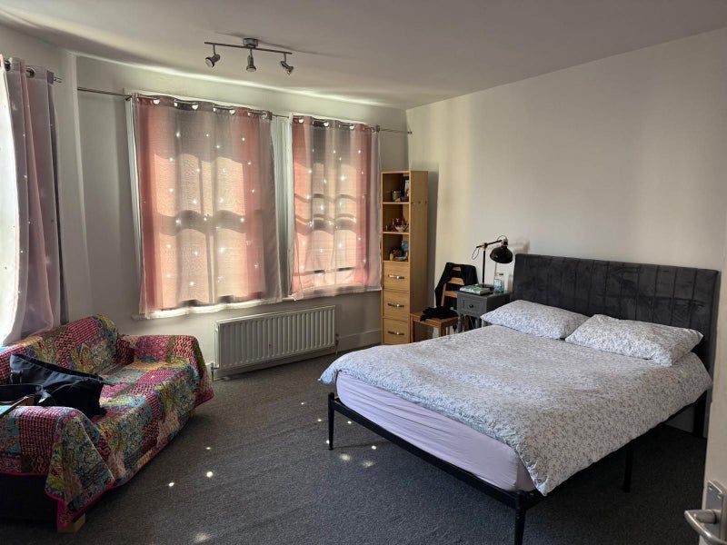 Room North End Road in Greater London
