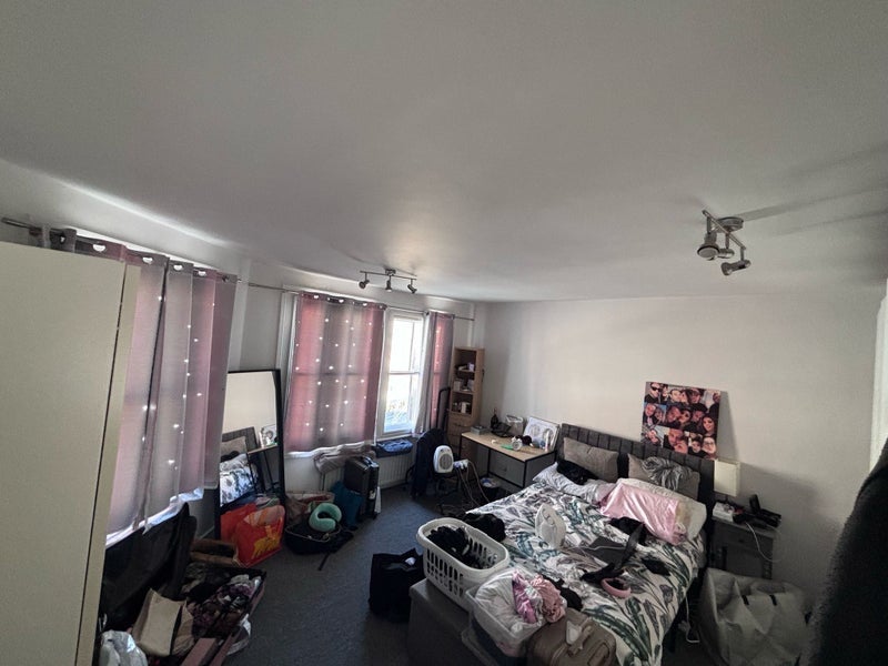 Room North End Road in Greater London