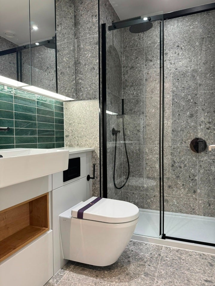 Flat Sayer Street in Greater London