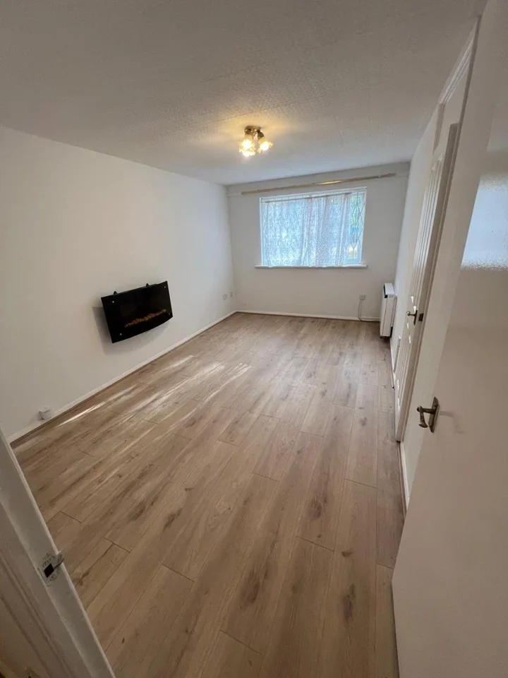 Flat Willoughby Lane in Greater London
