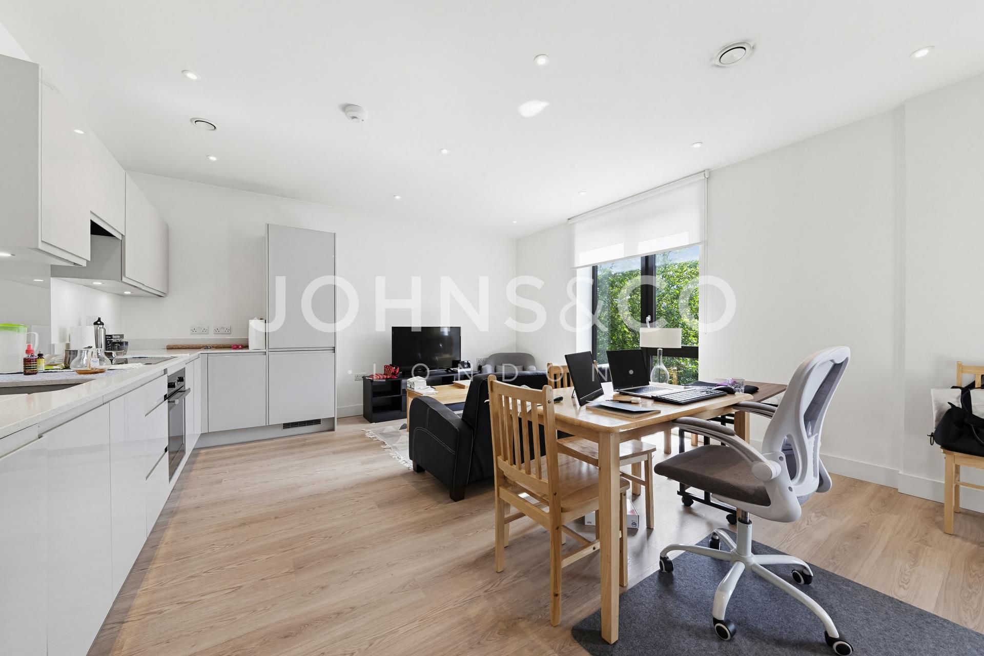Flat New Village Avenue in Greater London