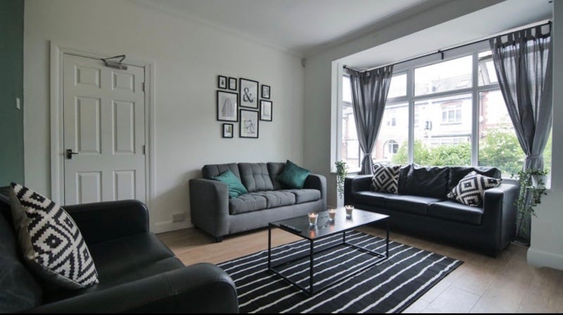 Room Estcourt Avenue in Leeds