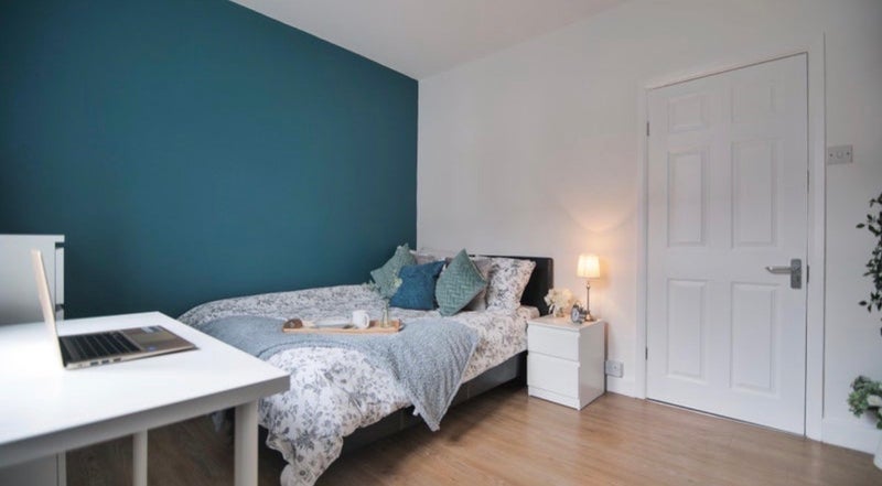 Room Estcourt Avenue in Leeds
