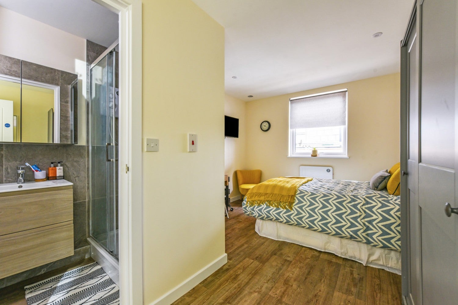 Room Winnall Manor Road in Winchester