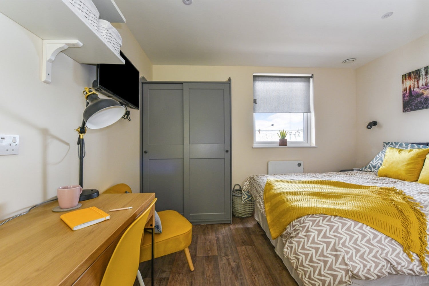 Room Winnall Manor Road in Winchester