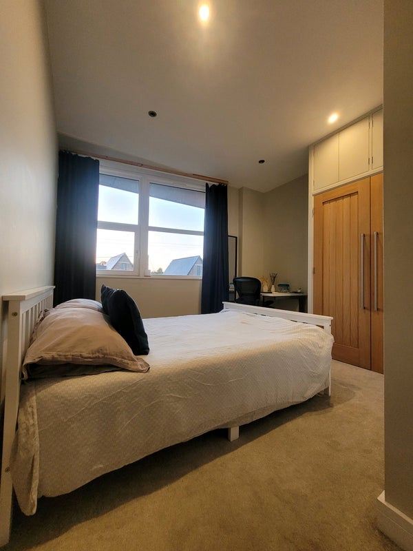 Room Furlong Road in Bourne End