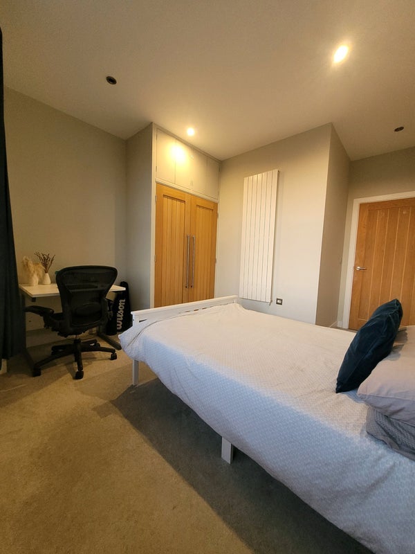 Room Furlong Road in Bourne End