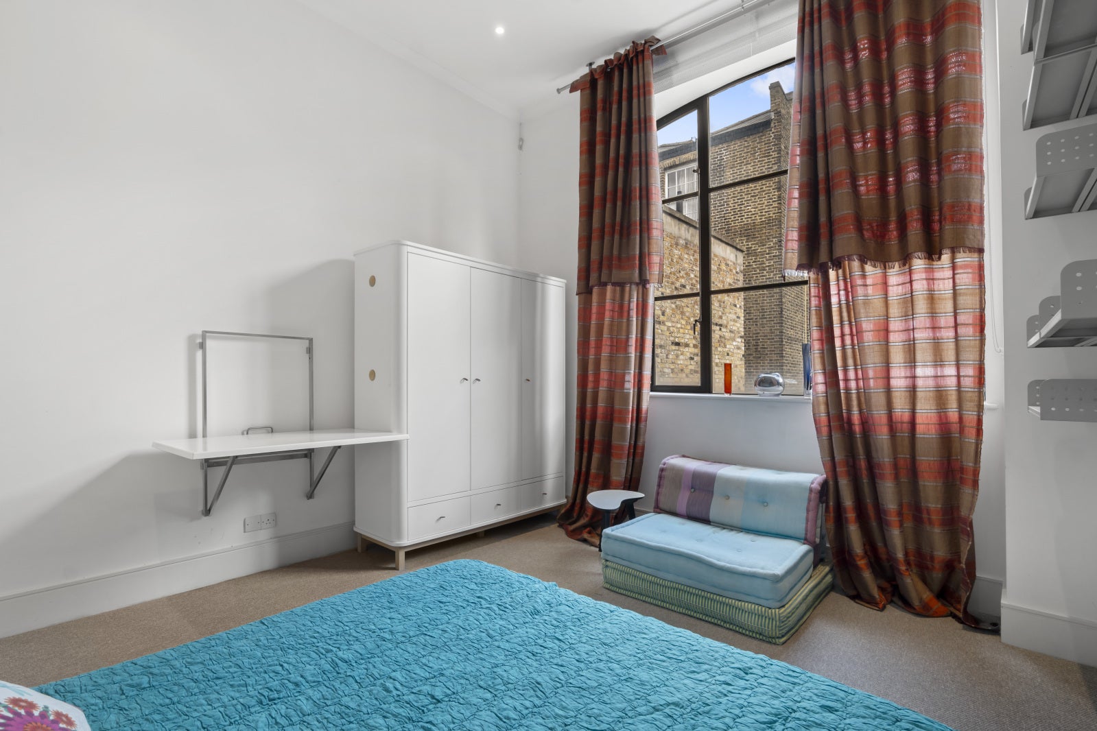 Flat Albion Yard in Greater London