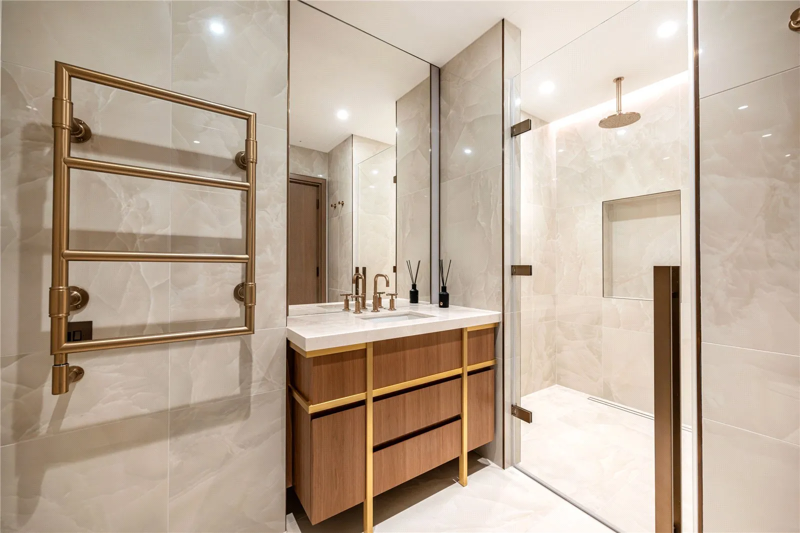 Flat Draycott Avenue in Greater London