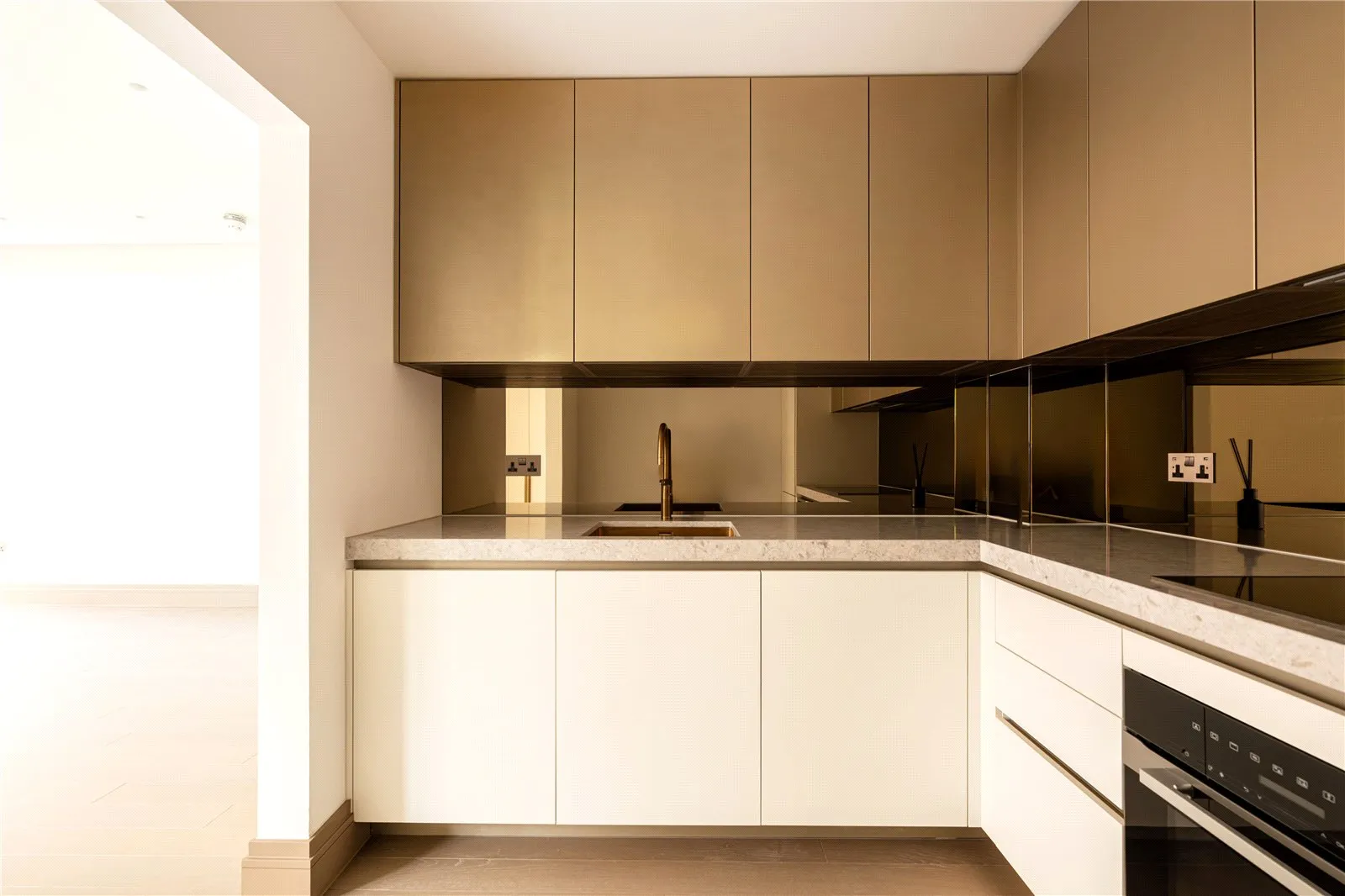 Flat Draycott Avenue in Greater London