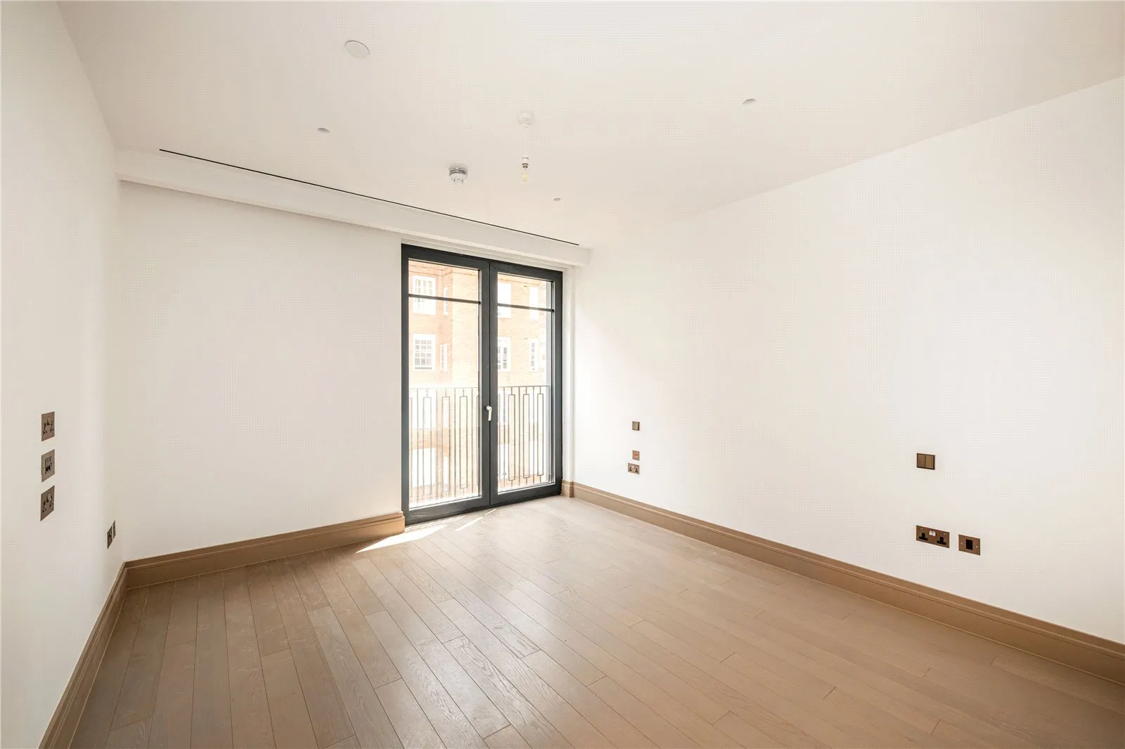 Flat Draycott Avenue in Greater London
