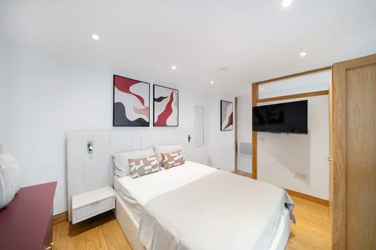 Flat Dawes Road in Greater London