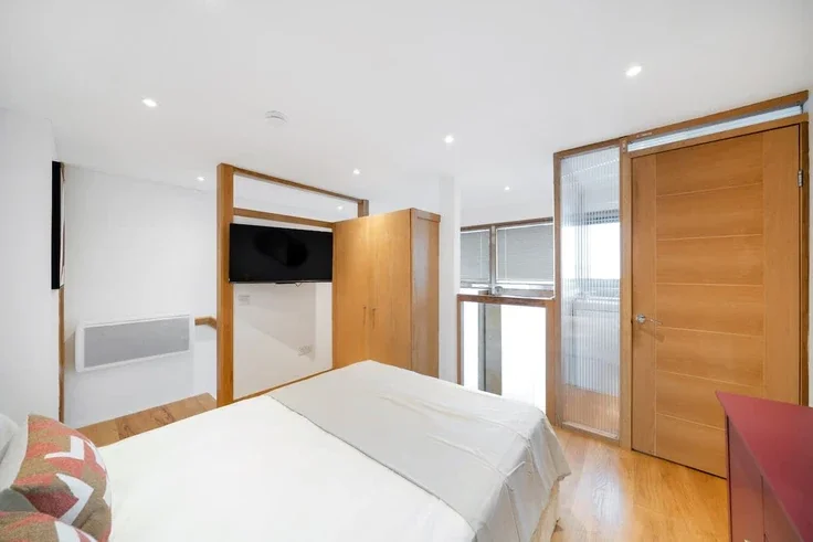 Flat Dawes Road in Greater London