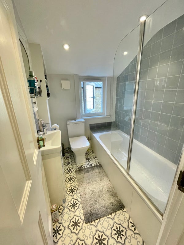 Room Elspeth Road in Greater London