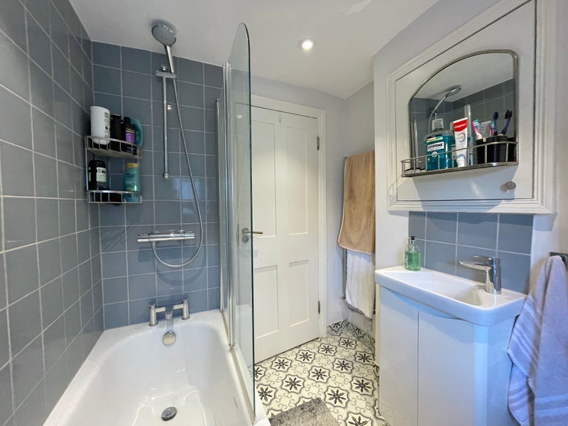 Room Elspeth Road in Greater London
