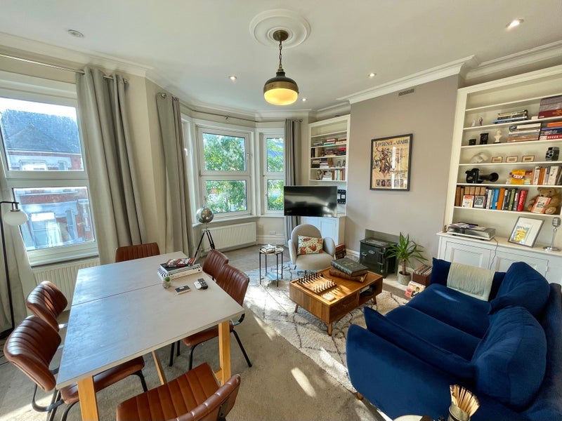 Room Elspeth Road in Greater London
