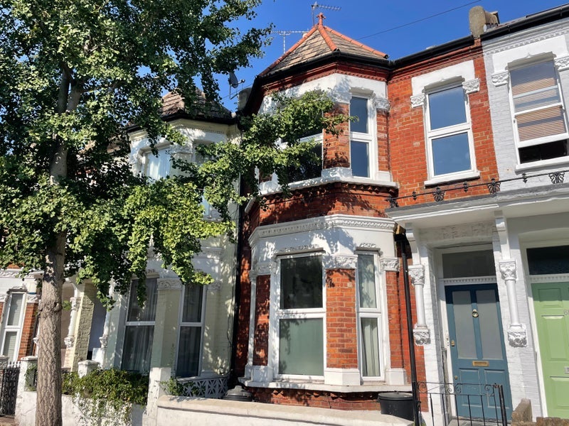 Room Elspeth Road in Greater London
