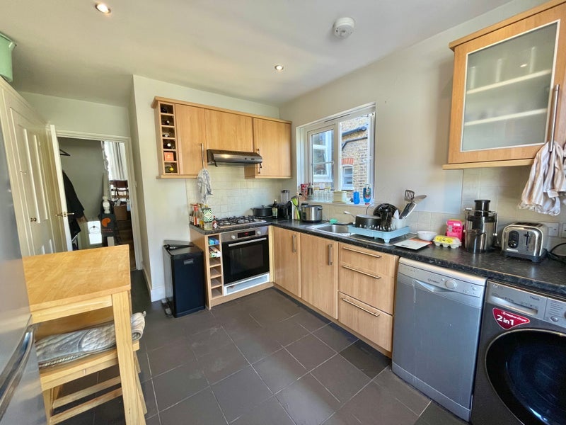 Room Elspeth Road in Greater London