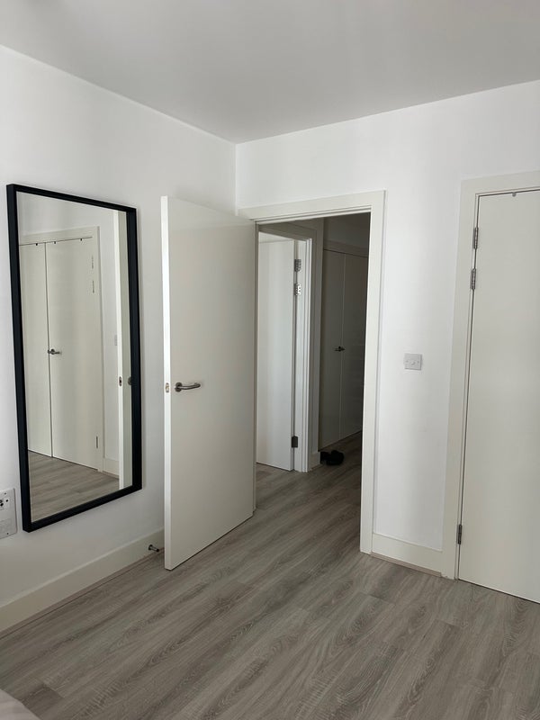Flat Buckle Street in Greater London