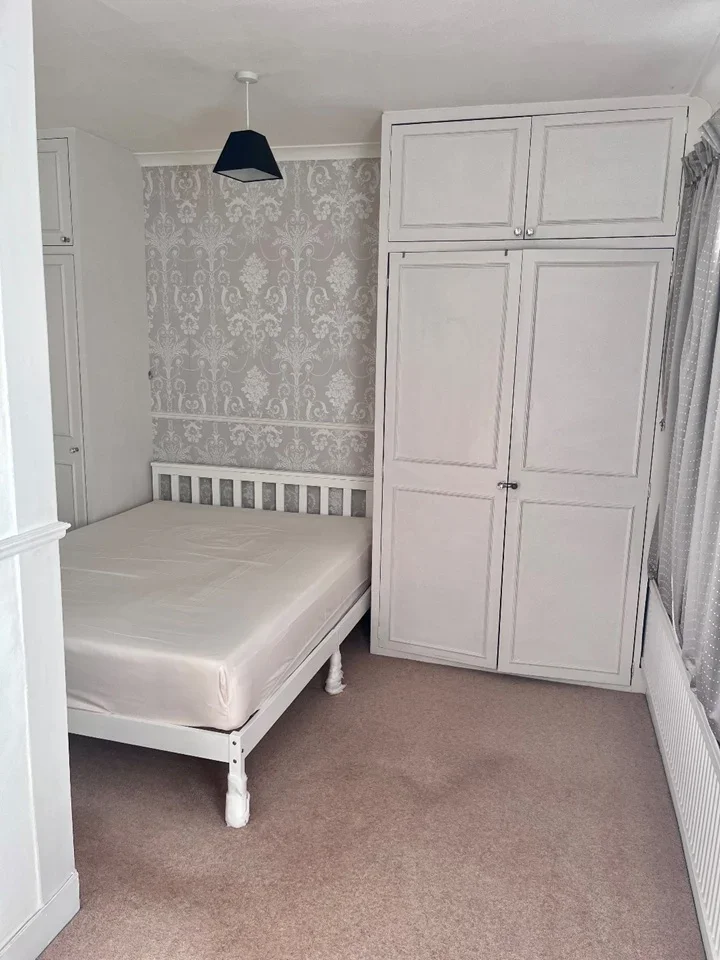 Room Douglas Avenue in Greater London