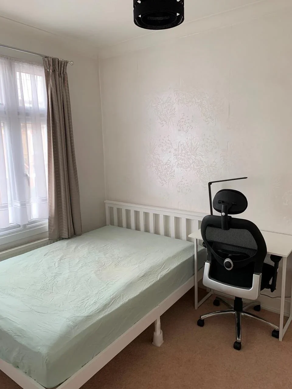 Room Douglas Avenue in Greater London