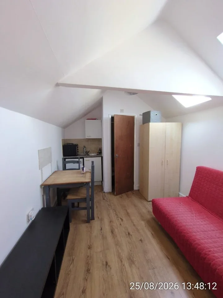 Flat Golders Green Road in Greater London