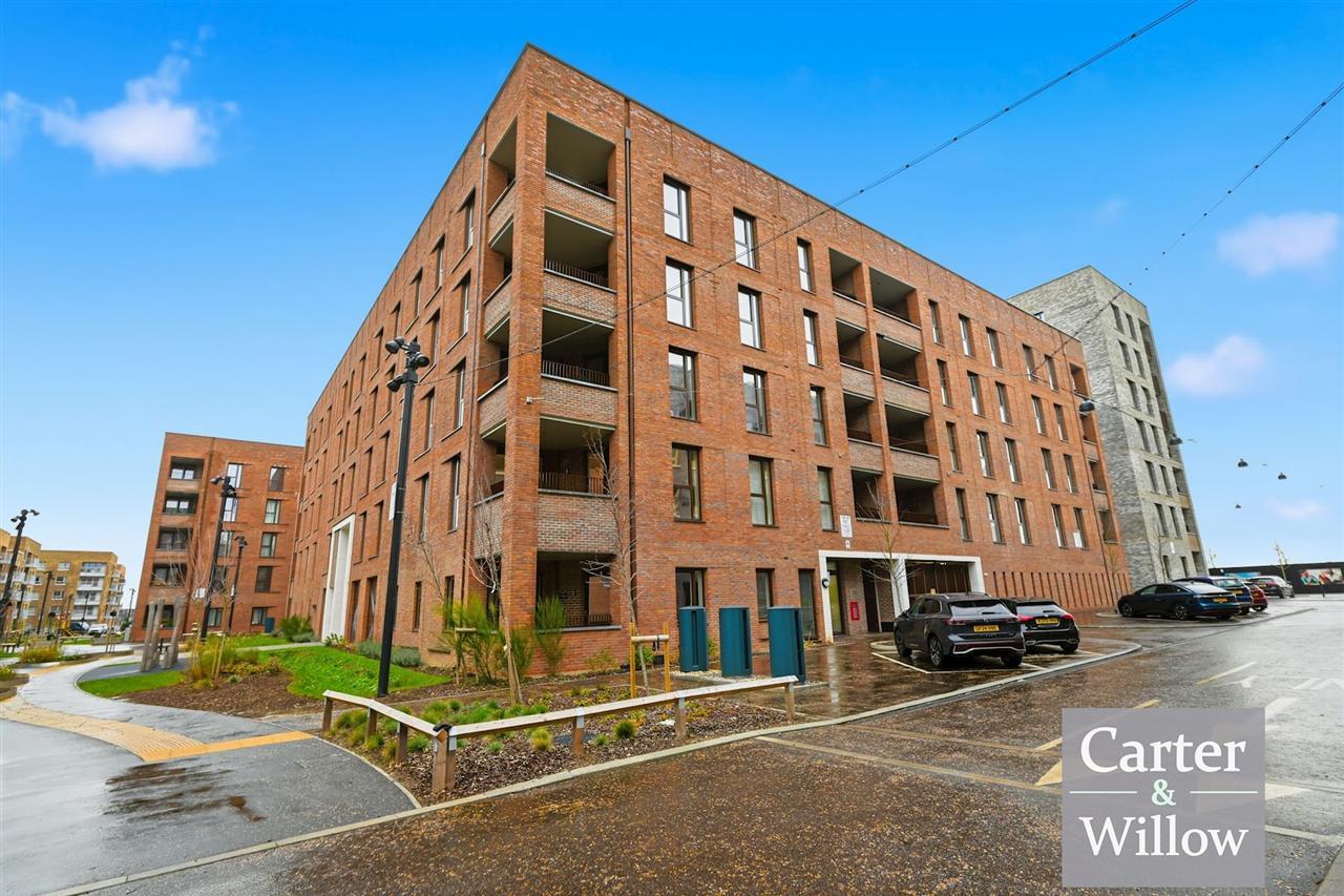 Flat Kings Hill in Greater London