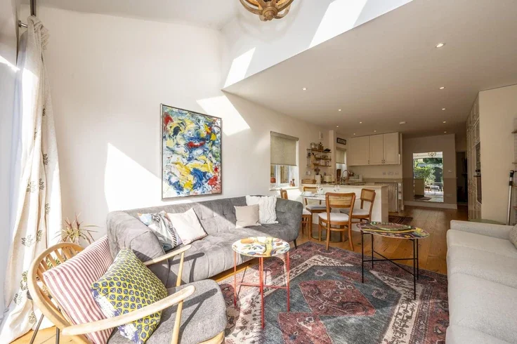 House Cottage Grove in Greater London