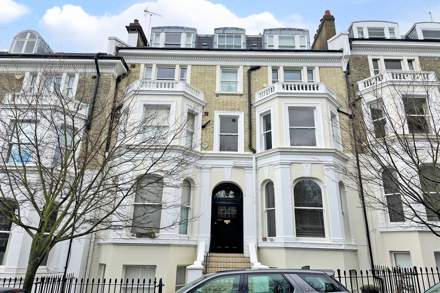 Flat Campden Hill Gardens in Greater London